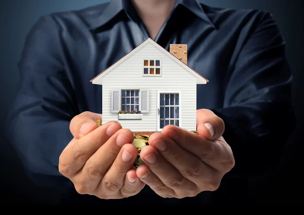 Casa de tenencia que representa la propiedad — Foto de Stock