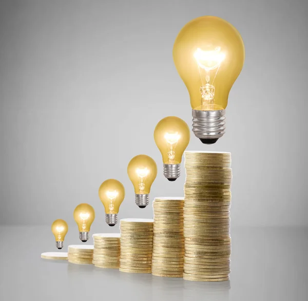 Geld gespart in verschiedenen Arten von Glühbirnen — Stockfoto