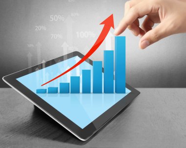 tablet bilgisayar tutan adam