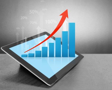 tablet bilgisayar tutan adam