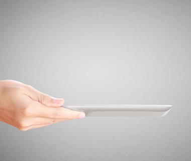 Dijital tablet tutan işadamı 