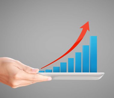 Tablet kullanan adam