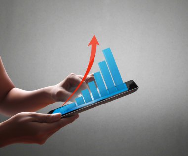 Tablet kullanan adam