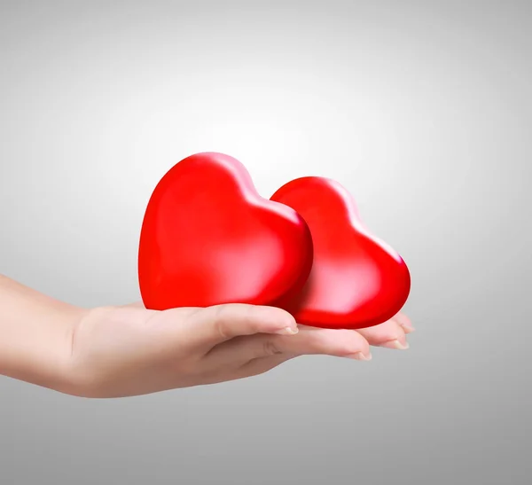 Rött hjärta på kvinna hand — Stockfoto
