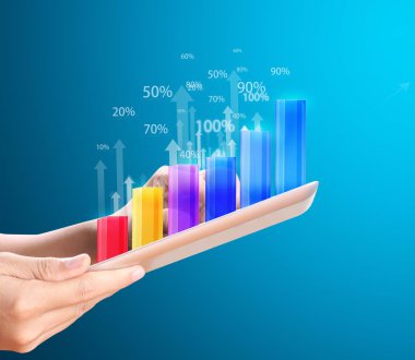 Tablet kullanan adam