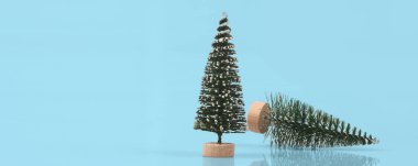 Küçük ve güzel dekore edilmiş yapay Noel ağacı