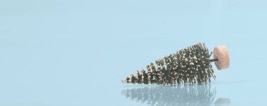 Küçük ve güzel dekore edilmiş yapay Noel ağacı