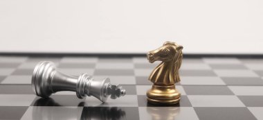 Satranç masası iş fikirleri ve rekabet stratejisi konsepti ve finans parası konsepti