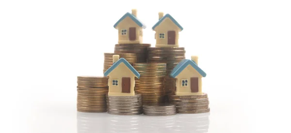 Model Samostatného Miniaturního Domu Modeluje Mincích Realitní Investiční Koncept — Stock fotografie