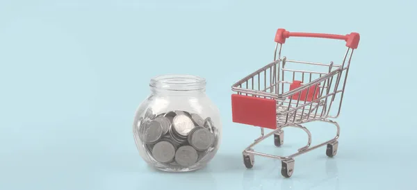 Speelgoedwinkelwagentje Met Munten Piggy Bank Ontwikkeling Van Consumptiemaatschappij — Stockfoto