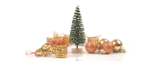 Albero Natale Decorato Appeso Rami Pino Scatole Regalo Ornamenti — Foto Stock