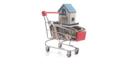 İçinde bozuk para ve teslimat konsepti olan oyuncak alışveriş arabası. Tüketici toplumu eğilimi