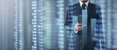 El ele tutuşan akıllı telefon cihazı ve dokunaklı ekran. Borsa konsepti. Grafik analiz mumuyla bakan işadamı