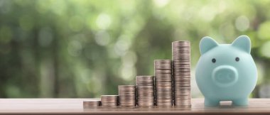 Para yığını, ticaret grafiği, finansal yatırım konsepti. Ve domuz kumbarası