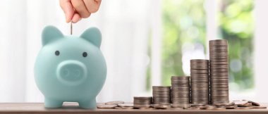 Para yığını, ticaret grafiği, finansal yatırım konsepti. Ve domuz kumbarası