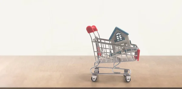 玩具购物车与模型的房子和送货的概念 消费者社会趋势 — 图库照片