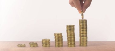 Para yığını ticaret grafiği ve finansal yatırım konseptiyle el ele