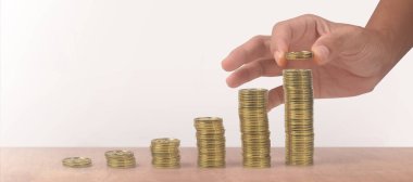 Para yığını ticaret grafiği ve finansal yatırım konseptiyle el ele