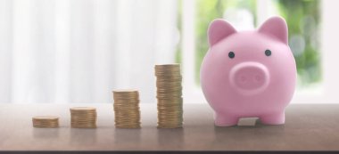 Ticari grafikli sikke, finansal yatırım konsepti ve bir Piggy Bank