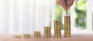 Para yığını ticaret grafiği ve finansal yatırım konseptiyle el ele