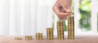 Para yığını ticaret grafiği ve finansal yatırım konseptiyle el ele