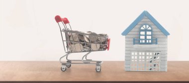 İçinde bozuk para ve teslimat konsepti olan oyuncak alışveriş arabası. Tüketici toplumu eğilimi