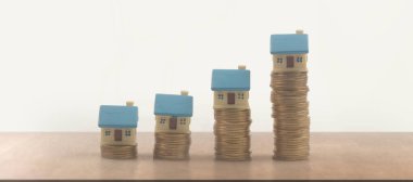 Ayrılmış minyatür ev modeli. Sahte ve bozuk paralar. gayrimenkul yatırım kavramı