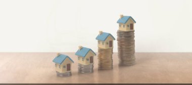 Ayrılmış minyatür ev modeli. Sahte ve bozuk paralar. gayrimenkul yatırım kavramı