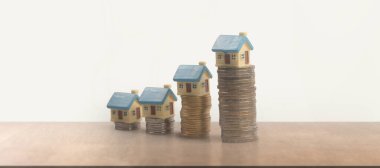 Ayrılmış minyatür ev modeli. Sahte ve bozuk paralar. gayrimenkul yatırım kavramı