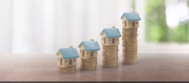 Ayrılmış minyatür ev modeli. Sahte ve bozuk paralar. gayrimenkul yatırım kavramı