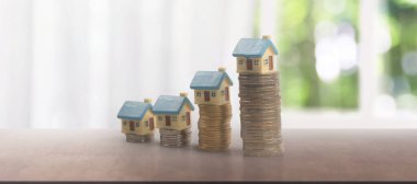 Ayrılmış minyatür ev modeli. Sahte ve bozuk paralar. gayrimenkul yatırım kavramı