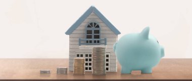 Ayrılmış minyatür ev modeli. Sahte ve bozuk paralar. gayrimenkul yatırım kavramı