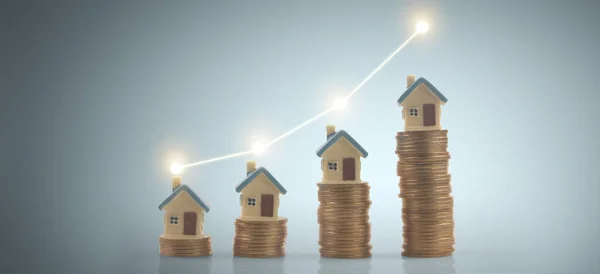 Modell Eines Freistehenden Miniaturhauses Attrappe Und Münzen Immobilieninvestitionskonzept — Stockfoto