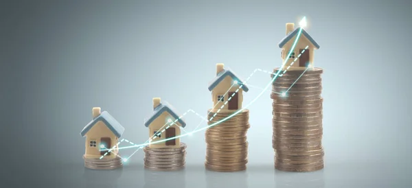 Modell Eines Freistehenden Miniaturhauses Attrappe Und Münzen Immobilieninvestitionskonzept — Stockfoto