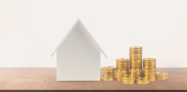 Model Samostatného Miniaturního Domu Modelují Mince Realitní Investiční Koncept — Stock fotografie
