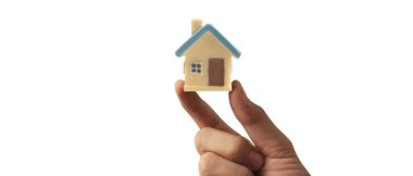 El ele tutuşan ev modeli. emlak sigortası ve güvenlik Ev satın al ve kirala konsepti