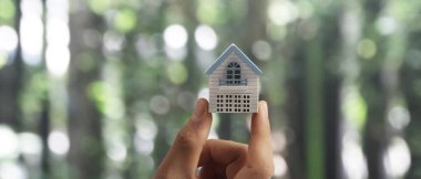 El ele tutuşan ev modeli. emlak sigortası ve güvenlik Ev satın al ve kirala konsepti