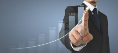 İşadamı, işinde grafik büyümesi ve grafik artışı için olumlu göstergeler planlıyor