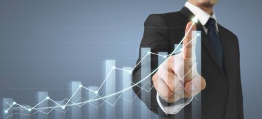 İşadamı, işinde grafik büyümesi ve grafik artışı için olumlu göstergeler planlıyor