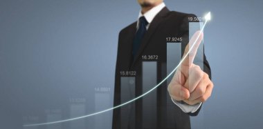 İşadamı, işinde grafik büyümesi ve grafik artışı için olumlu göstergeler planlıyor
