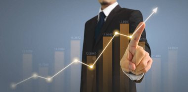 İşadamı, işinde grafik büyümesi ve grafik artışı için olumlu göstergeler planlıyor