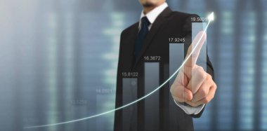 İşadamı, işinde grafik büyümesi ve grafik artışı için olumlu göstergeler planlıyor