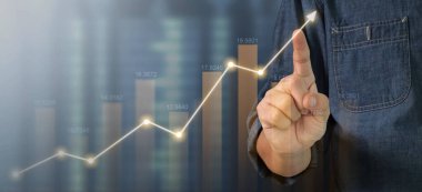 İşadamı, işinde grafik büyümesi ve grafik artışı için olumlu göstergeler planlıyor
