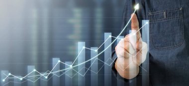 İşadamı, işinde grafik büyümesi ve grafik artışı için olumlu göstergeler planlıyor