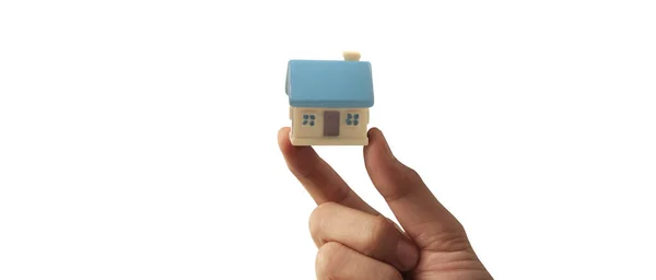 Ręczne Trzymanie Modelu Domu Ubezpieczenie Nieruchomości Bezpieczeństwo Koncepcja Domu Kupna — Zdjęcie stockowe