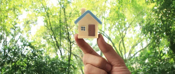 Handhållen Husmodell Fastighetsförsäkring Och Säkerhet Köp Och Hyra Hus Koncept — Stockfoto