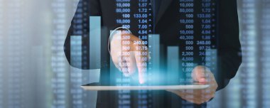 İşadamı, elinde tabletle iş yerinde grafik büyümesi ve grafik artışı planlıyor