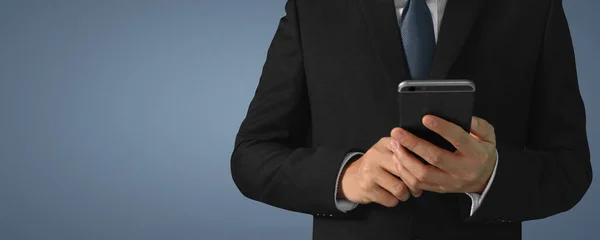 Hombre Sosteniendo Dispositivo Teléfono Inteligente Pantalla Táctil —  Fotos de Stock
