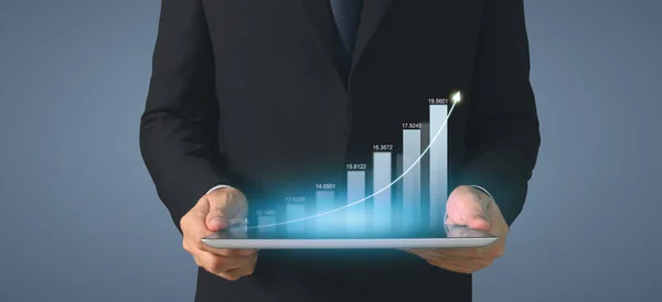 Geschäftsmann Plant Graphenwachstum Und Zunahme Positiver Indikatoren Seinem Geschäft Tablette — Stockfoto