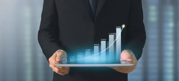 Geschäftsmann Plant Graphenwachstum Und Zunahme Positiver Indikatoren Seinem Geschäft Tablette — Stockfoto